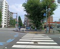 交番の横を通る横断歩道