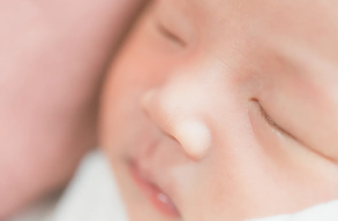 安らかに眠る新生児