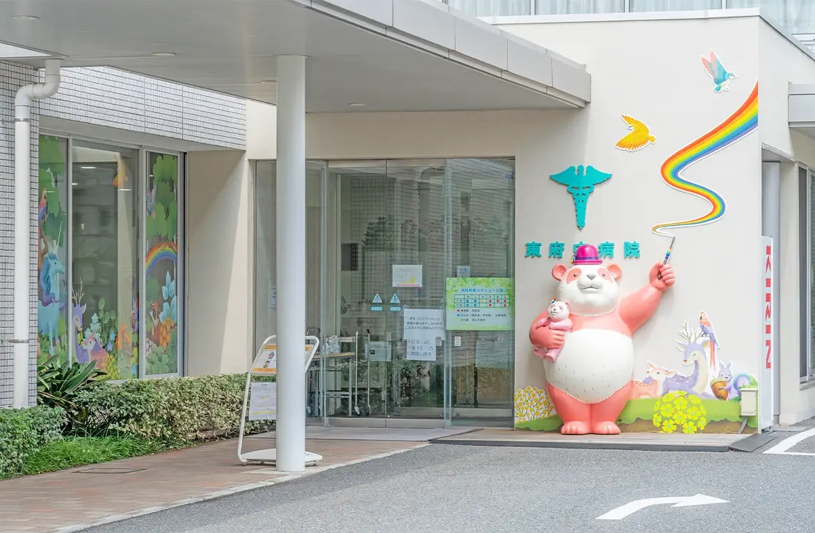 正面玄関とくまの像