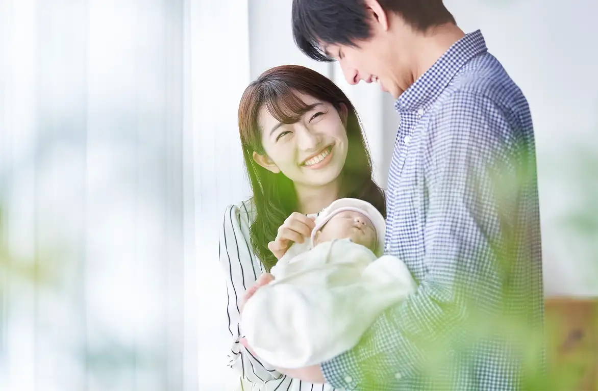 赤ちゃんを抱っこするお父さんとお母さん
