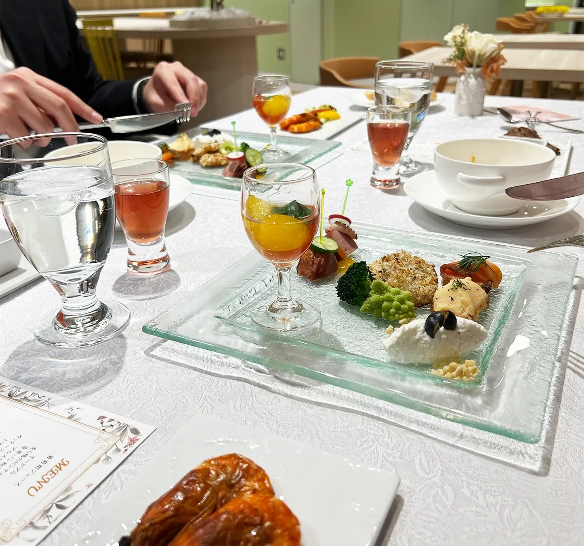 テーブルに並べられたお祝いディナーのフルコース料理