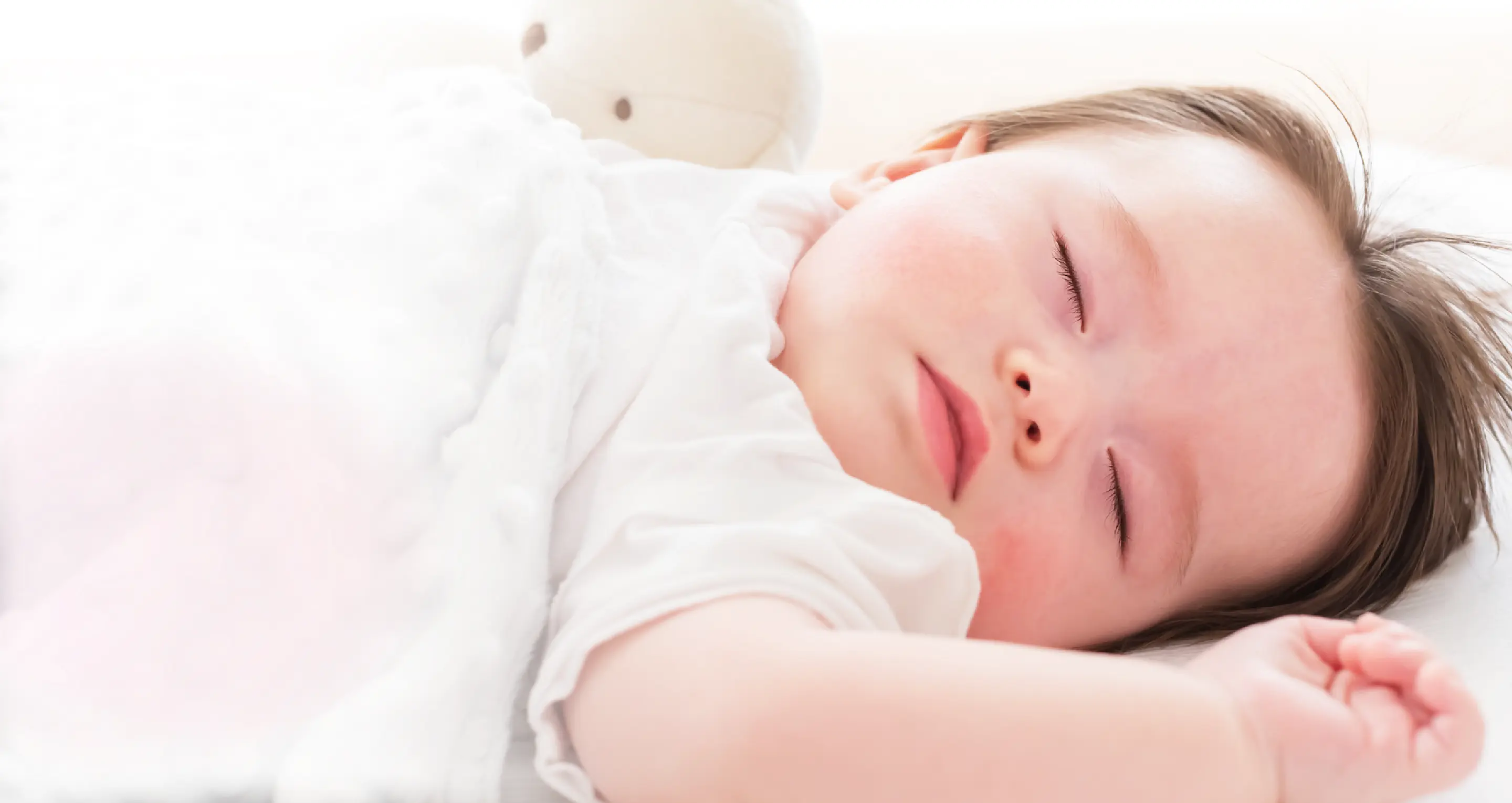 やわらかい光のなかで安らかに眠る赤ちゃん