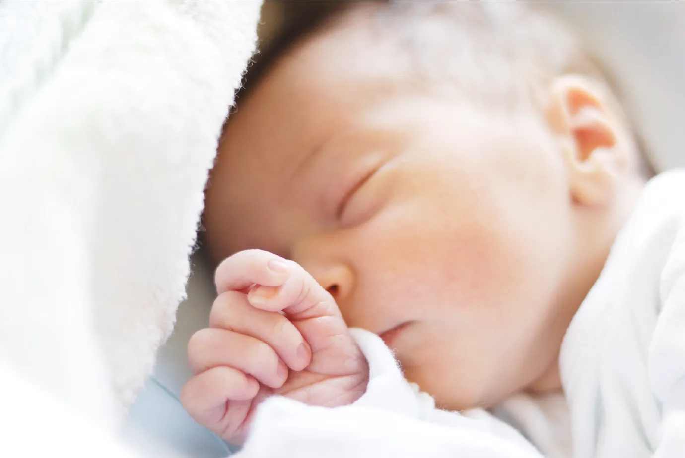 安らかに眠る新生児