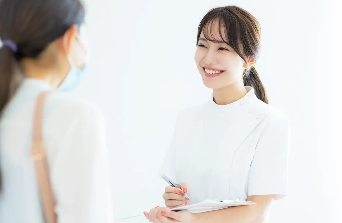 笑顔で相談する助産師と妊婦さん